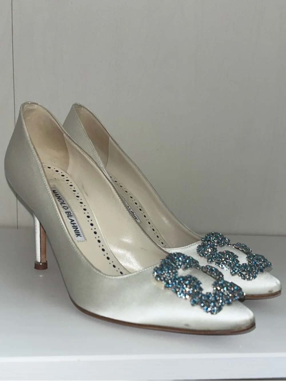 Manolo Blahnik Hangisi 90 Satin Pump with Blue Crystal Buckle 35.5 - Picture 13 of 15